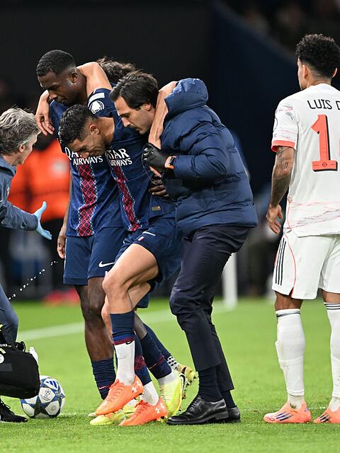 Auf Betreuer gestützt wird der am Fuß verletzte PSG-Spieler Achraf Hakimi (M) vom Platz geführt.