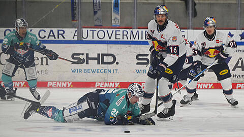 Nicht nur im Zweikampf obenauf, sondern auch mal wieder treffsicher: EHC-Hüne Abeltshauser (hier gegen Dresdens Hammond).