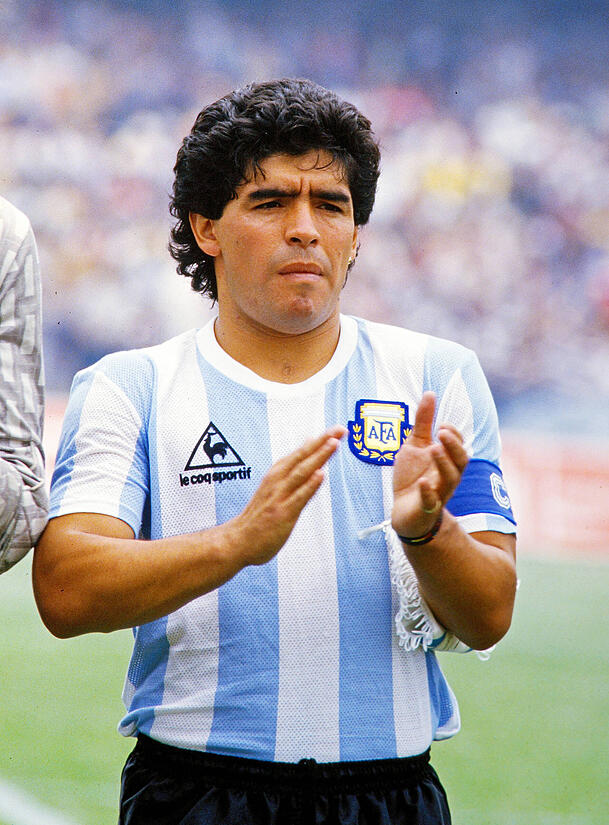 Eine gewisse &Auml;hnlichkeit ist vorhanden: Diego Maradona im Trikot der argentinischen Nationalmannschaft bei der WM 1986 in Mexiko.
