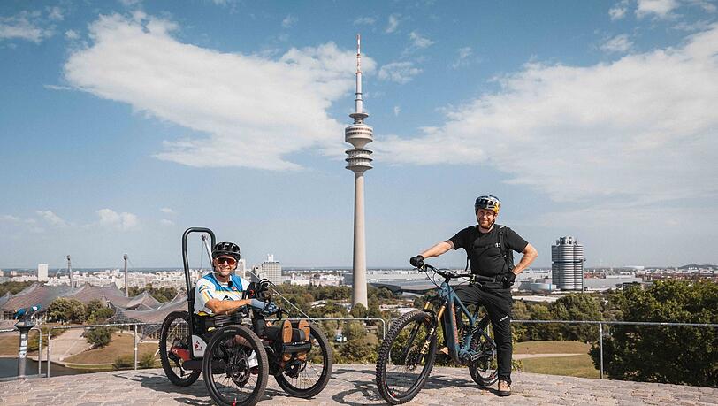 Abschiedsfoto vor dem Olympiaturm: In M&uuml;nchen begann die gro&szlig;e Reise.
