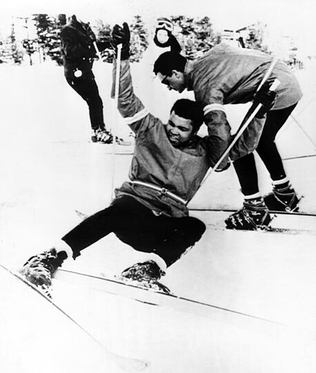 &bdquo;I hated every minute of training, but I said: 'Don't quit. 
Suffer now and live the rest of your life as a champion'.&ldquo; (&bdquo;Ich 
habe jede Trainingsminute gehasst. Aber ich habe mir gesagt: Gib 
nicht auf. Leide jetzt und lebe den Rest deines Lebens wie ein 
Champion.&ldquo;, Bild: Ali 1970 auf dem Mount Snow in Vermont bei ersten Ski-Versuchen).