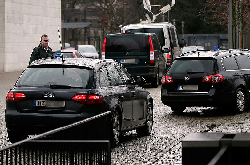 Zivile Polizeifahrzeuge bringen einen 26-jährigen Terrorverdächtigen aus Wolfsburg zum Haftrichter im Bundesgerichtshof in Karlsruhe.