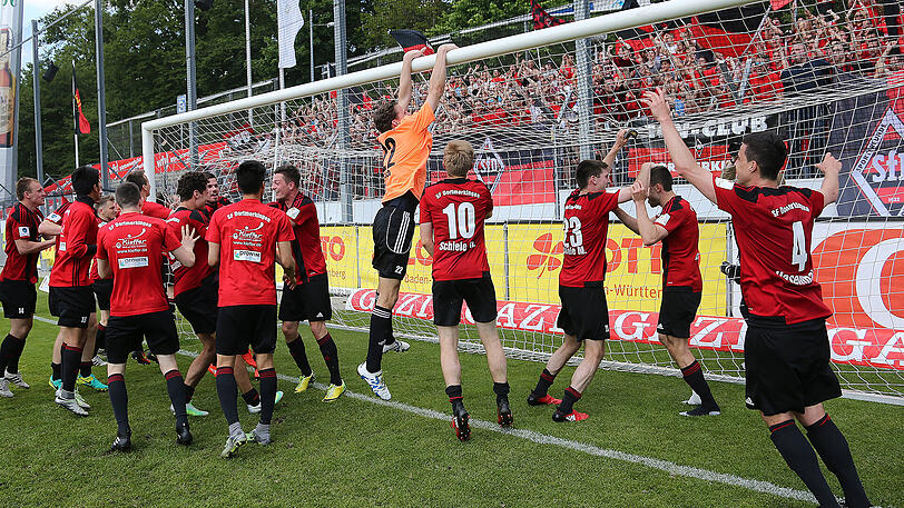 So ausgelassen feierten die Sportfreunde Dorfmerkingen ihren 2:1-Sieg im Finale um den WFV-Pokal gegen die Stuttgarter Kickers.
