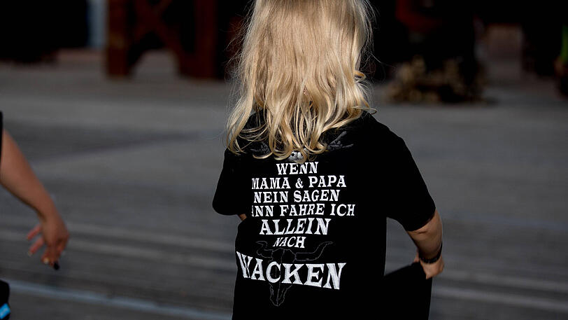 Das Wacken-Festival ist eröffnet. Die Bilder von Bier, Matsch und Fans.