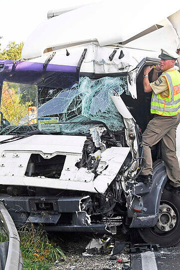 Der Lkw-Unfall legte die A8 mitten im Berufsverkehr lahm. Die Bilder.