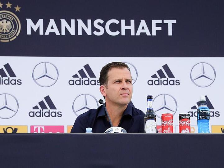 Team-Manager Oliver Bierhoff spricht bei einer Pressekonferenz am Sportzentrum Rungg. Foto: Christian Charisius/Archiv