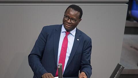 Karamba Diaby (SPD) im Bundestag: Das Büro des Abgeordneten in Halle ist beschossen worden.