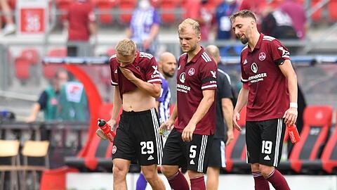 Tim Handwerker, Johannes Geis und Florian Hübner (l-r) gehen vom Platz.