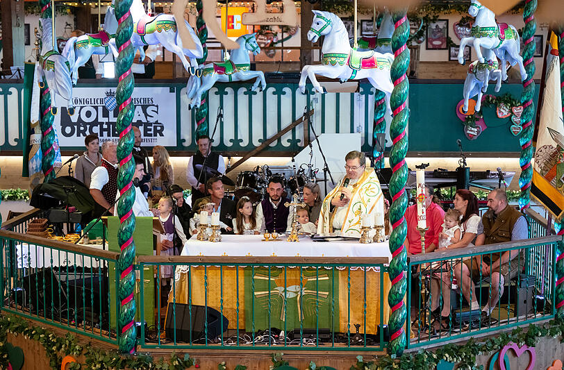 Auch ein traditionelles Fixum im Wiesnkalender: Pfarrer Sascha Ellinghaus, Leiter der katholischen Circus- und Schaustellerseelsorge der Deutschen Bischofskonferenz, tauft beim traditionellen Wiesngottesdienst im Marstall-Festzelt auf der Theresienwiese vier Schaustellerkinder.