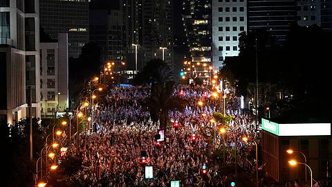 Israelis, die gegen die Pläne der Regierung von Ministerpräsident Netanjahu protestieren, das Justizsystem zu reformieren, bei einer alternativen Feier zum Unabhängigkeitstag in Tel Aviv.