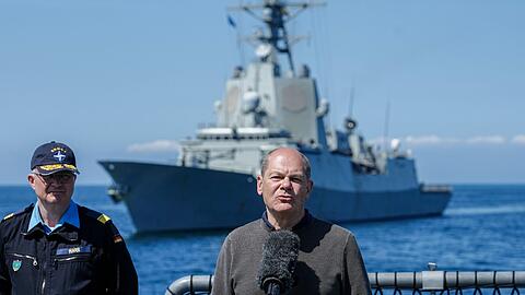 Bundeskanzler Olaf Scholz gibt auf der Fregatte "Mecklenburg-Vorpommern" nach seinem Besuch der Deutschen Marine in Rostock-Warnemünde ein Pressestatement.
