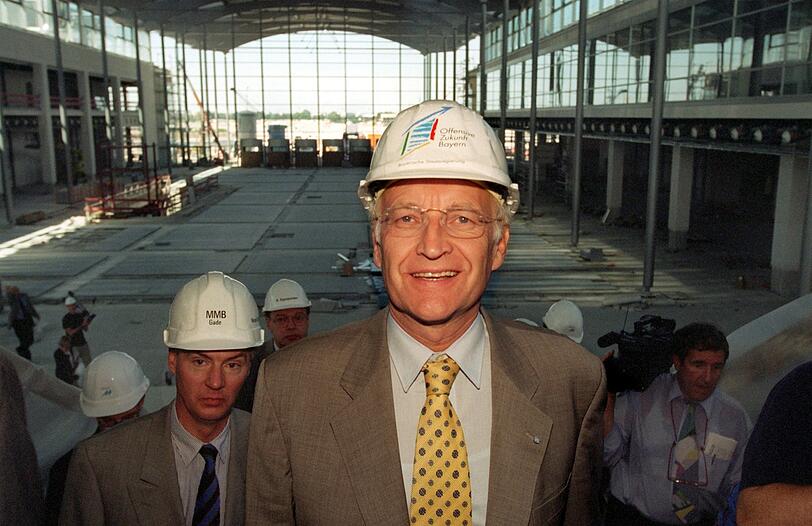 B1997: Der damalige Ministerpräsident Edmund Stoiber beim Baustellen-Besuch. Hier besichtigt er die Halle des Eingangs West.