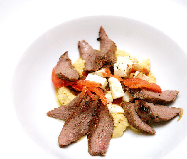 Warme Vorspeise: Kurzgebratenes Lamm-Filet mit moussierten Kichererbsen, Extra Vergine di Olivia-Öl und Feta-Käse