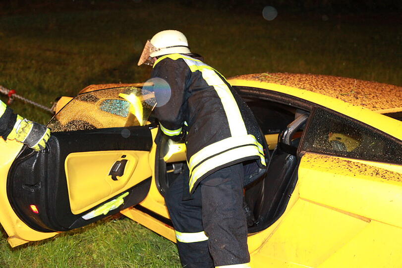 Auf regennasser Fahrbahn ist am Dienstagabend ein Münchner mit seinem Lamborghini von der Straße abgekommen und schwer verunglückt. Die Ursache war vermutlich überhöhte Geschwindigkeit. Der Fahrer musste schwer verletzt ins Krankenhaus eingeliefert werden. Die  Bilder von der Unfallstelle.