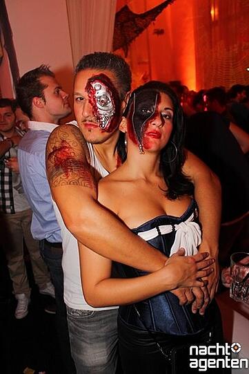 Rococo Halloween Clubbing im 8 Seasons. Mehr Bilder unter: www.nachtagenten.de.
