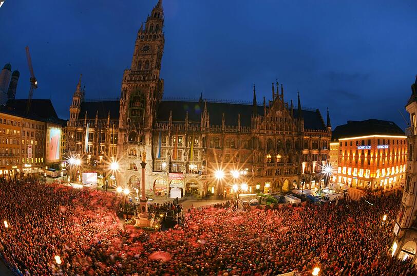 So sehen Sieger aus! Ausgelassen feiern die Bayern-Stars die früheste Meisterschaft der Geschichte. Die Bilder vom Marienplatz