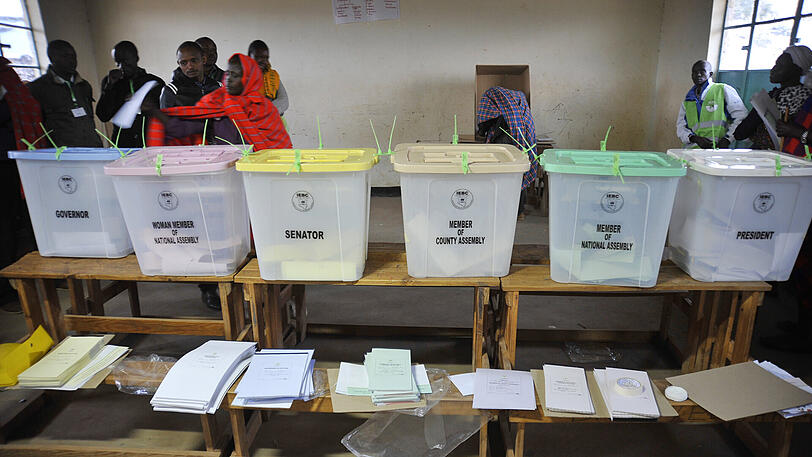 Menschen kommen in Kajiado in ein Wahllokal in der Panarae-Grundschule. Die Kenianer sind aufgefordert, unter anderem ein neues Parlament und einen neuen Staatschef zu wählen, sowie neue Gouverneure und regionale Parlamente.