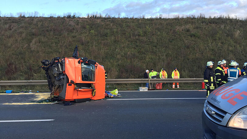 Ein Führerhaus liegt auf der Fahrbahn.
