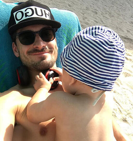 Am Strand: Papa Mats Hummels mit Söhnchen Ludwig.