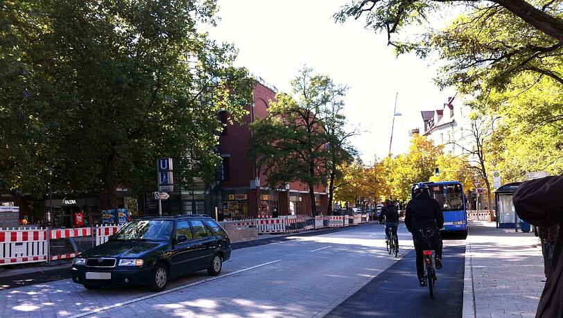Und so sieht sie aus, die neue Furt. Neu und schön breit in beide Richtungen sind die Fahrradspuren... Und so sieht sie aus, die neue Furt. Neu und schön breit in beide Richtungen sind die Fahrradspuren...