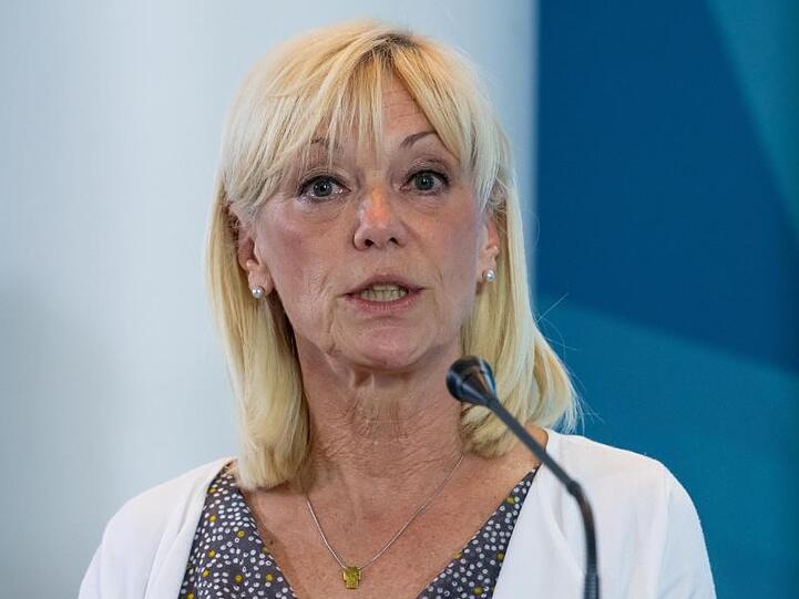 Carolina Trautner (CSU), Sozialministerin von Bayern, nimmt nach einer Sitzung des bayerischen Kabinetts an einer Pressekonferenz teil. Foto: Sven Hoppe/dpa/Archivbild