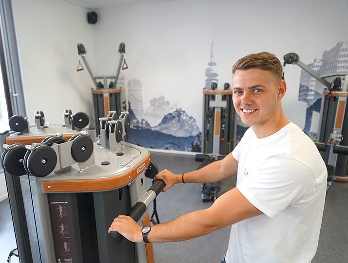 BMW-Mitarbeiter Alexander Perzlmaier trainiert im Fitnessraum.