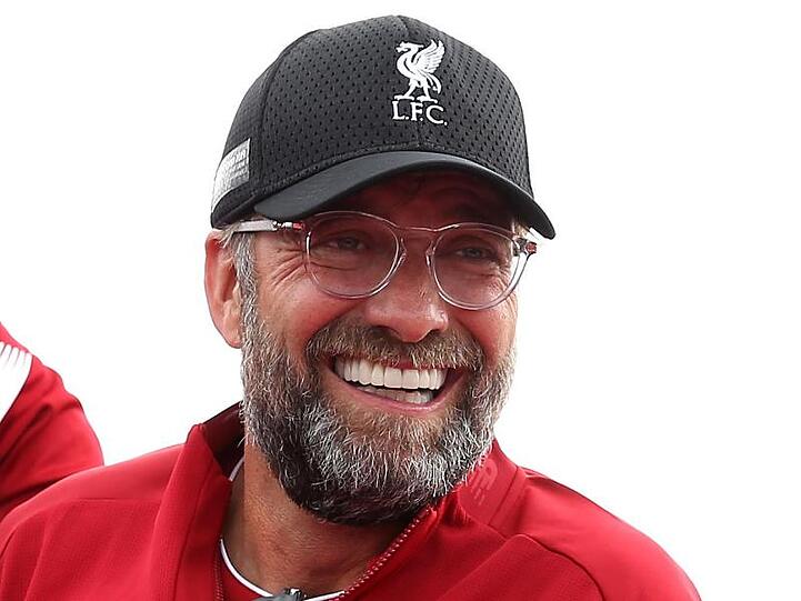 Jürgen Klopp, Trainer von FC Liverpool, lacht während der Parade nach dem Champions-League-Sieg. Foto: Barrington Coombs/PA Wire/dpa