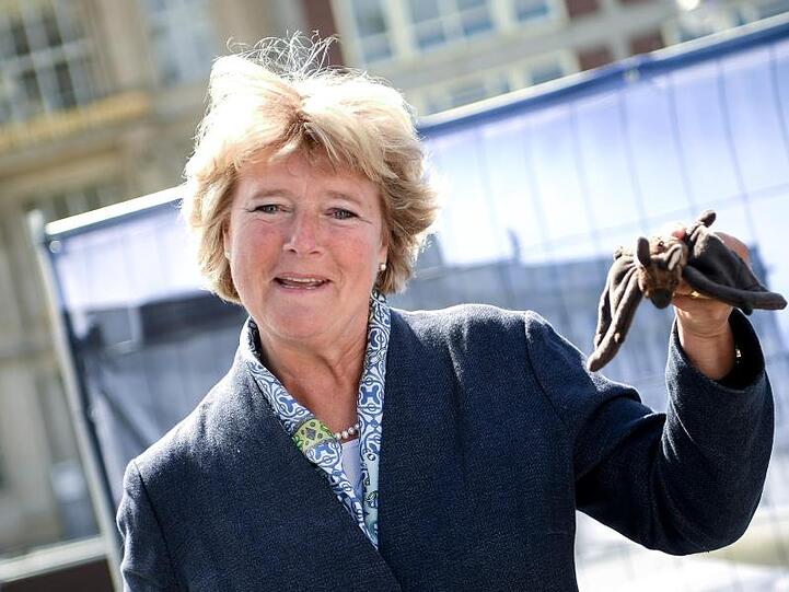 Kulturstaatsministerin Monika Grütters kommt mit einer Fledermaus zum Spatenstich.