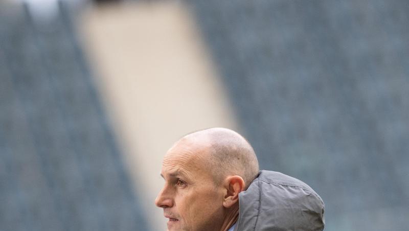 Augsburgs Coach Heiko Herrlich steht vor Spielbeginn im Stadion.