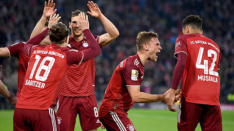 Meisterlicher Jubel von Bayerns Mittelfeldspielern beim Heimsieg gegen Borussia Dortmund - von links: Marcel Sabitzer, Leon Goretzka, Joshua Kimmich und Torschütze Jamal Musiala.