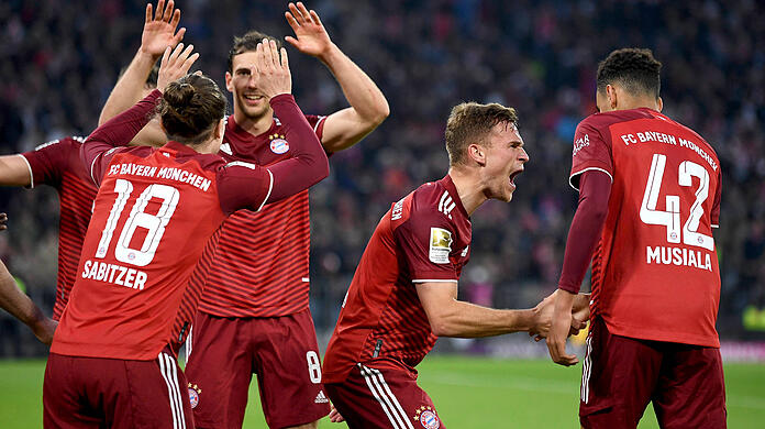 Meisterlicher Jubel von Bayerns Mittelfeldspielern beim Heimsieg gegen Borussia Dortmund - von links: Marcel Sabitzer, Leon Goretzka, Joshua Kimmich und Torschütze Jamal Musiala.