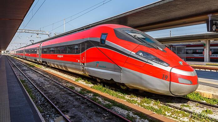 Una frisiarosa alla stazione ferroviaria di Venezia Santa Lucia a Venezia.  Sulle linee potenziate ad alta velocità i treni possono viaggiare fino a 300 chilometri orari.