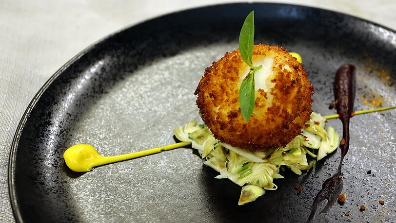 Erster Gang: Artischockentatar mit frittierter Burrata in Panko. Erster Gang: Artischockentatar mit frittierter Burrata in Panko.