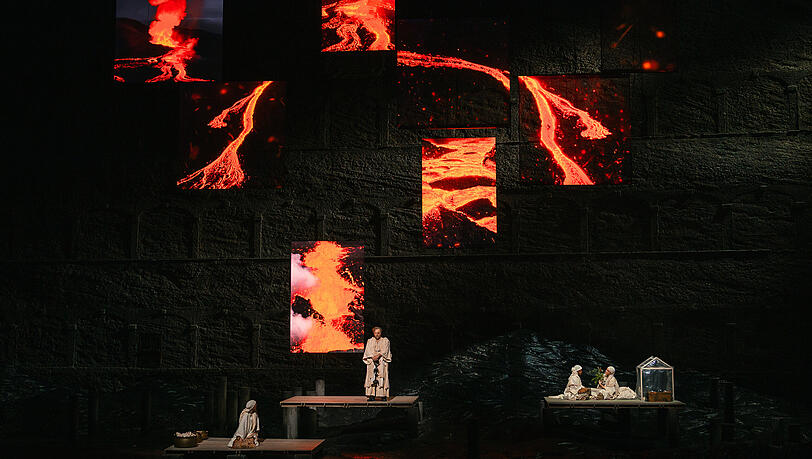 Der Anfang des zweiten Bilds in Kirill Serebrennikovs "Rheingold"-Inszenierung in der Felsenreitschule. Der Anfang des zweiten Bilds in Kirill Serebrennikovs "Rheingold"-Inszenierung in der Felsenreitschule.