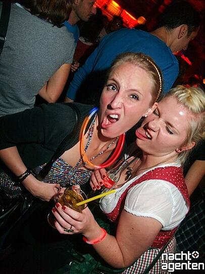 Im Café Muffathalle an der strömenden Isar klang es nach "Halli Galli Drecksound". Mehr Bilder gibt's auf www.nachtagenten.de
