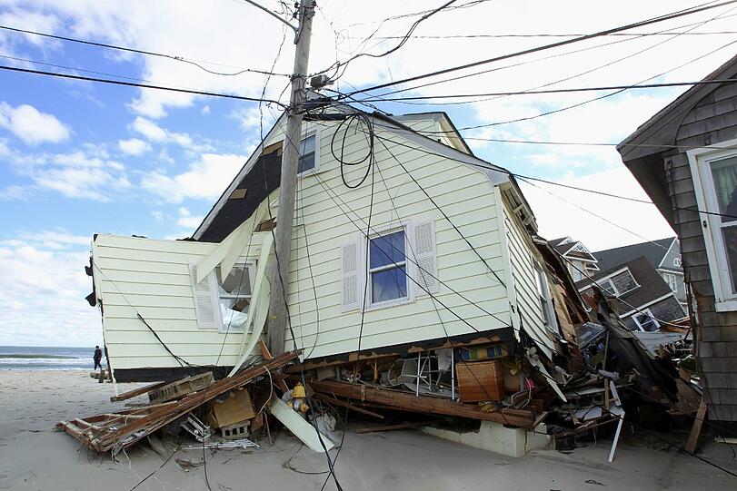 Nach Wirbelsturm &bdquo;Sandy&ldquo; gelten in New York sämtliche Ausnahme-Regelungen. Der Sturm ist zwar weitergezogen, doch Alltag herrscht noch lange nicht. Zu groß sind die Schäden. Die Bilder