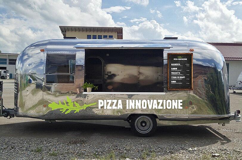 Mit diesem Anhänger touren die drei Jungs Pizza Innovazione durchs Land.