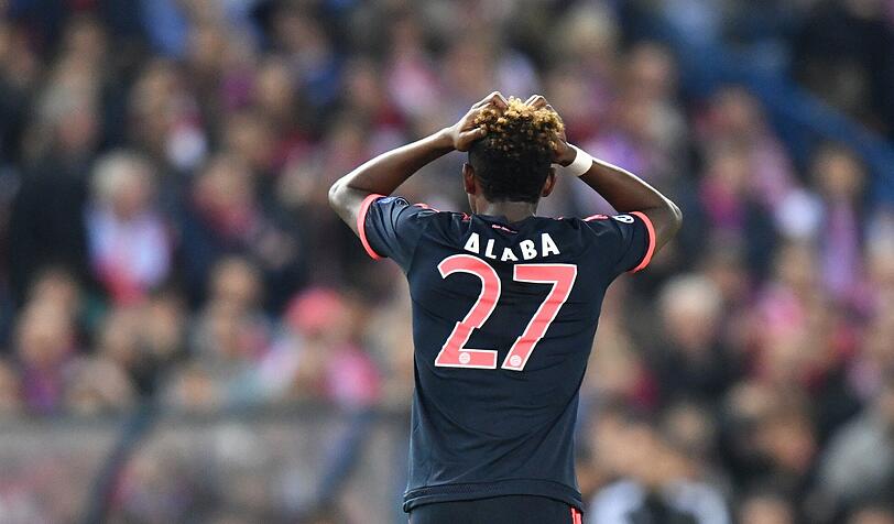 DAVID ALABA: NOTE 4.
Der Österreicher war Guardiola lieber als Kimmich in der Innenverteidigung. Doch auch er hat mal einen schwachen Moment. Beim Solo von Saúl Niguez zu spät und entschlossen. So gefordert wie nach zig langen Bällen auf Torres war er selten. Sein Weitschuss-Hammer ging an die Unterkante der Latte (54.).