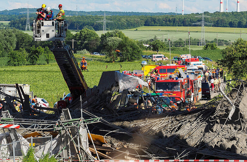 Schlimmer Unfall auf einer Baustelle unter einer Brücke der A7: Mindestens ein Bauarbeiter ist tödlich verunglückt.