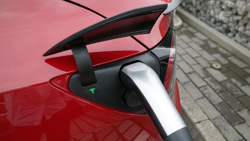 Das grüne Tesla-Symbol zeigt: Der Strom fließt in die Akkus - und zwar zügig.