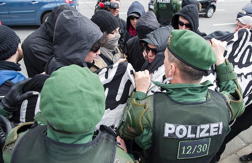 Tausende Demonstranten haben vor dem Start des NSU-Prozesses in München an das Schicksal der Opfer erinnert. Sie verlangten einen konsequenten Kampf gegen die braune Gefahr. Die Bilder!