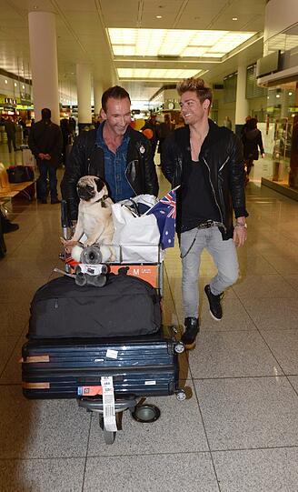 Endlich dahoam: Jochen Bendel mit Freund Matthias und Hund Gismo am Münchner Flughafen
