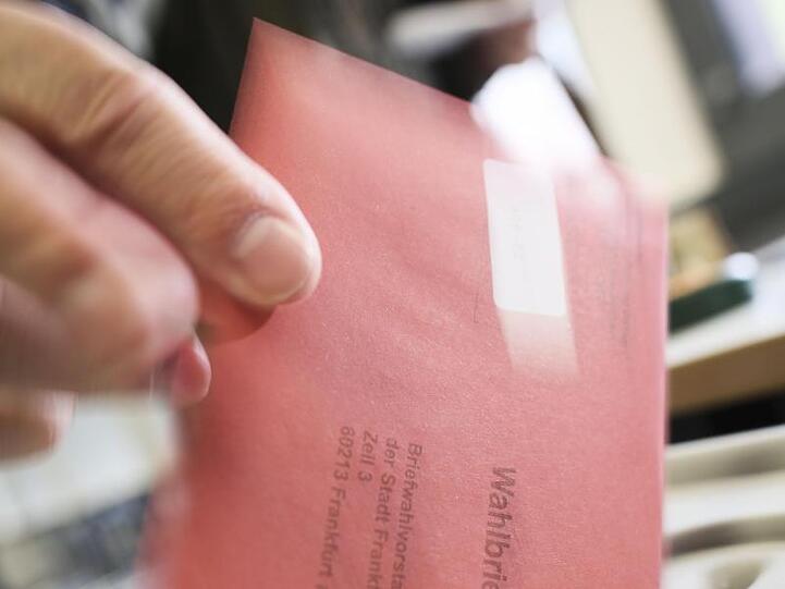 Ein Mann mit einem Wahlbrief. Foto: picture alliance/dpa/Symbolbild
