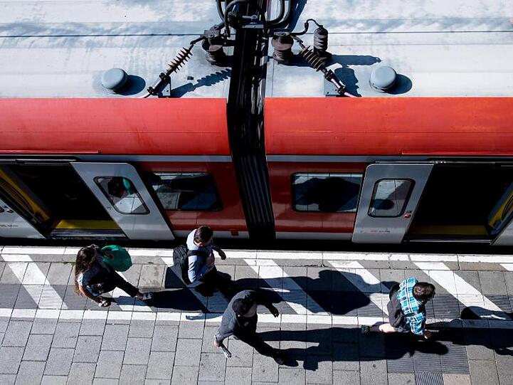 Pendler steigen aus einer S-Bahn aus. Foto: Sven Hoppe/Archivbild