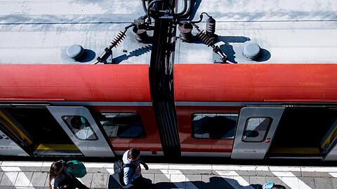 Pendler steigen aus einer S-Bahn aus. Foto: Sven Hoppe/Archivbild