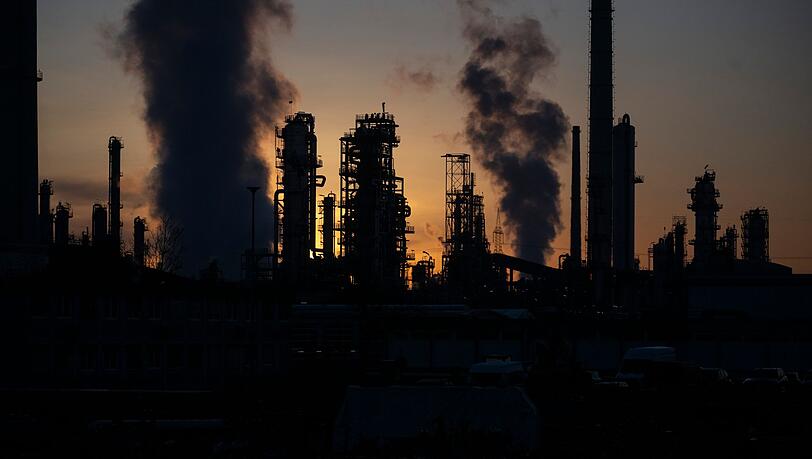 Raffinerie in Deutschland: Preise f&uuml;r Roh&ouml;l auf dem Weltmarkt kr&auml;ftig gestiegen.