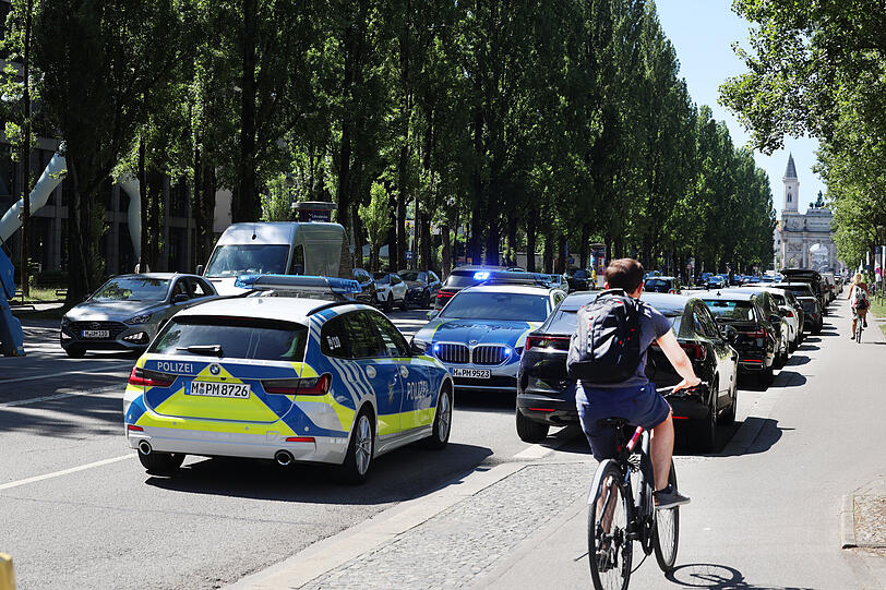 Der Verkehr rauscht über die Leopoldstraße. Der Verkehr rauscht über die Leopoldstraße.