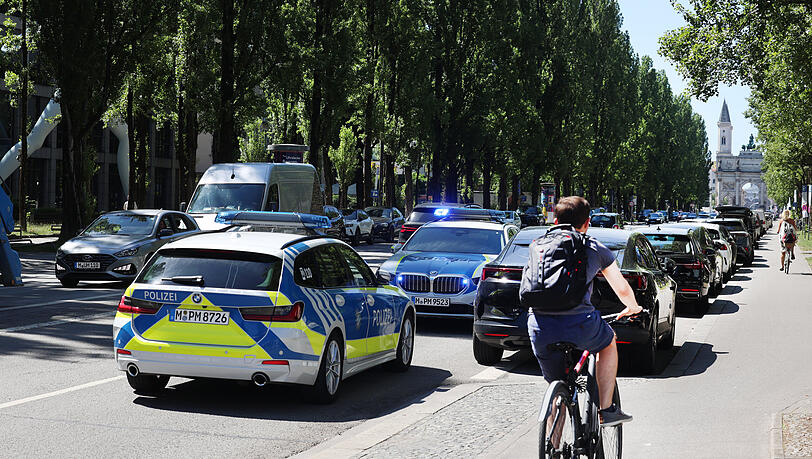 Der Verkehr rauscht über die Leopoldstraße. Der Verkehr rauscht über die Leopoldstraße.
