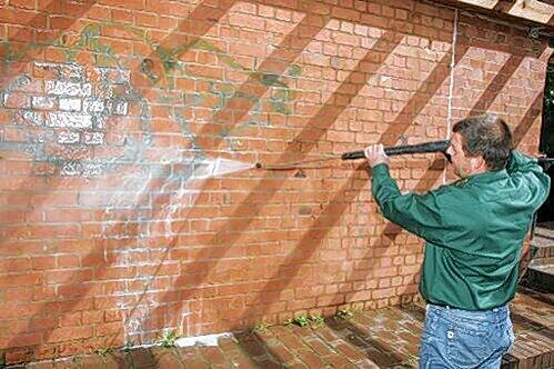 innlose Schmiererei: Mit einer Spezialpaste und einem Hochdruckreiniger werden Graffiti-Schmierereien entfernt.
