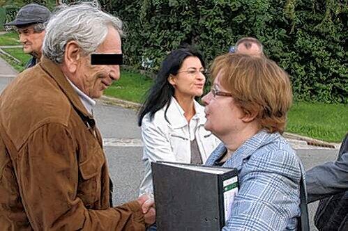 Herzliche Begrüßung: Kläger Volker L. und die Vorsitzende Richterin Brigitte Schmechtig-Wolf.